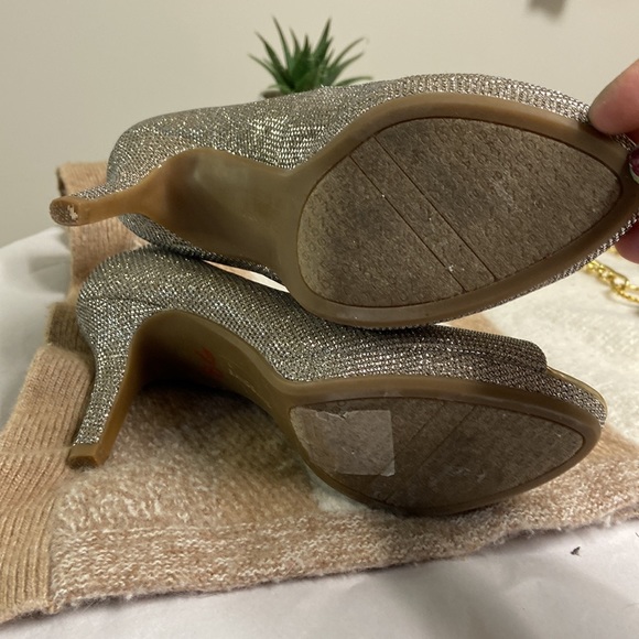 Bandolino metallic glitter sparkly peep toe heels size 6.5 - Picture 4 of 8